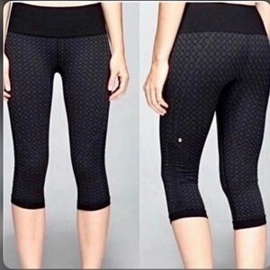 Lululemon in the flow Crop II ruched black diamond printed leggings size 2